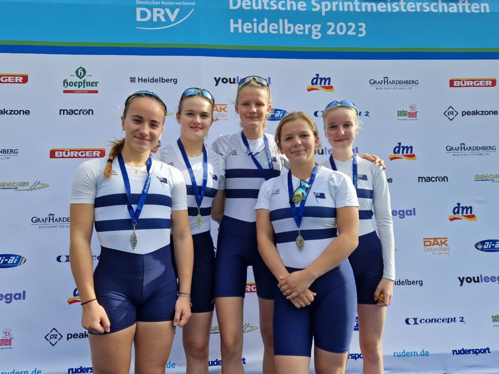 Juniorinnen-Vierer: Eva Schüller, Lisa Paschen, Charlotte Paschke, Frieda Schönwitz, Steuerfrau Mia Wegele