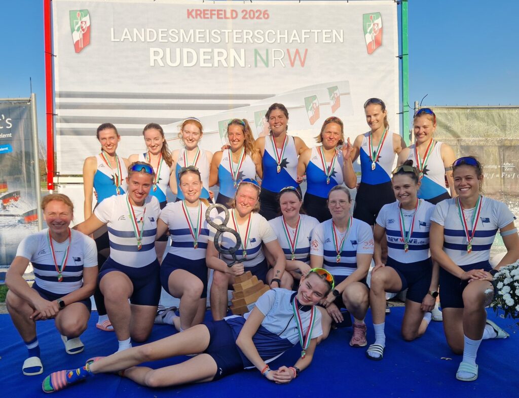 CRC-Frauen-Achter: Stf. Charlotte Gemein (vorne), Doris Siemer, Lena Giesing, Louisa Heinermann, Michelle Conrad, Lena Laska, Eva Wöstemeyer, Henriette te Neues, Pia Renner (vordere Reihe v.l.n.r.)